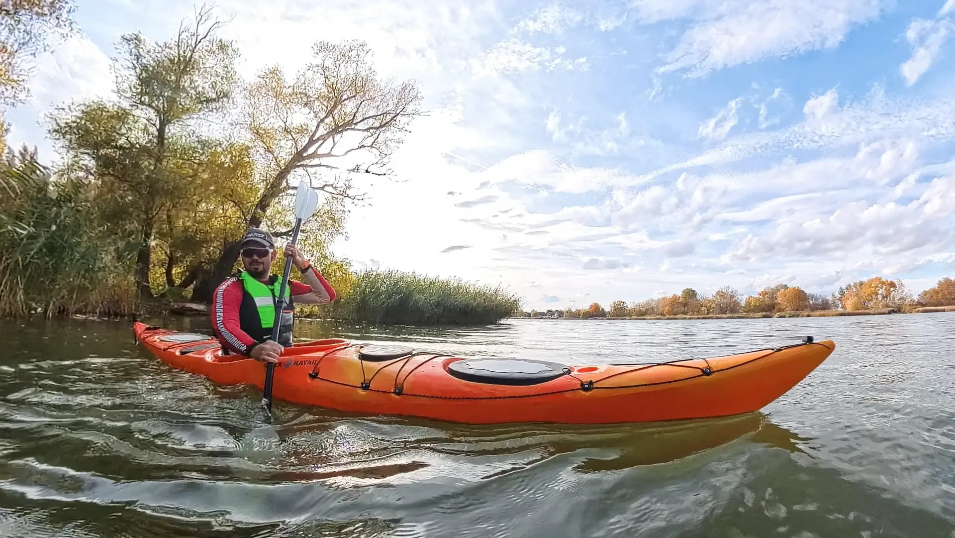 Szép vonalvezetésű tengeri kajak
