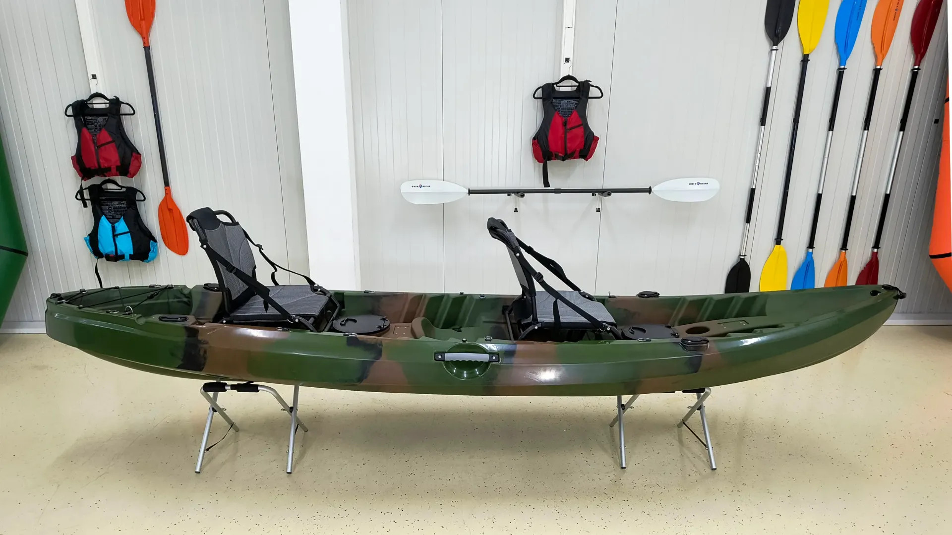 ONIX Camper 370 kétszemélyes sit-on-top kajak terepszínű kivitelben, két fémvázas üléssel.